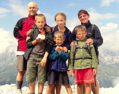Wakacje na Słowenii. Od lewej tata Mikołaj, Franek, Antek, Marysia, Tadzik i mama Katarzyna
