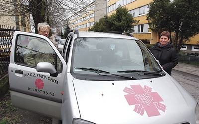 Po lewej Danuta Krawczyk, kierownik łowickiej Stacji Opieki Caritas. Razem z Lucyną Sujką wyruszają do chorych