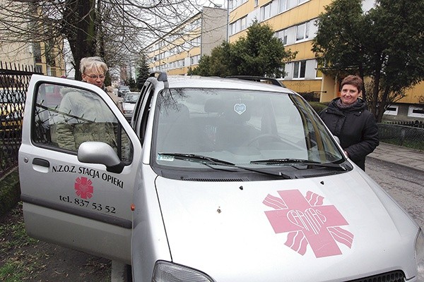 Po lewej Danuta Krawczyk, kierownik łowickiej Stacji Opieki Caritas. Razem z Lucyną Sujką wyruszają do chorych