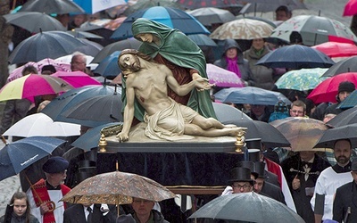  29.03.2015. Niemcy. Morze parasoli otaczających Pietę w czasie celebracji Niedzieli Palmowej w niemieckim Heiligenstadt. Tradycja procesji ulicami tego miasta sięga XVI wieku.