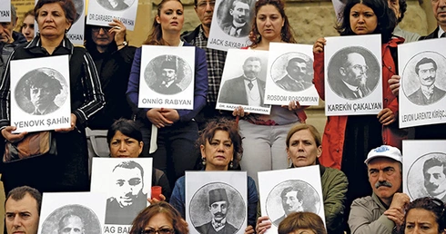 Turcy i Ormianie wspólnie z fotografiami ofiar ludobójstwa z 1915 roku. Ci pierwsi, pozując do takiego zdjęcia, sporo ryzykują