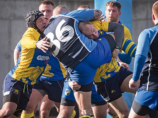 Spotkanie rugby  dla niewtajemniczonych  wygląda jak uliczna bijatyka 