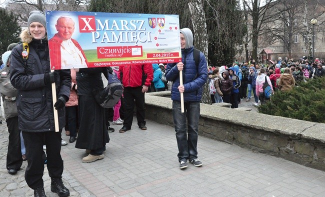 Pątnicy wyruszają jak zwykle  z pl. Jana Pawła II w Głubczycach