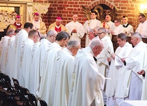 Odnowienie przyrzeczeń kapłańskich podczas Mszy św. Krzyżma
