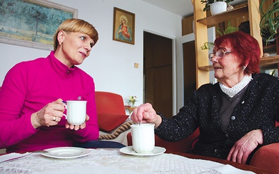 – Gdyby nie Caritas, to nie wiem, jakbym sobie poradziła – mówi pani Zenia, do której w odwiedziny przyszła Ewa Naruszewicz (z lewej)