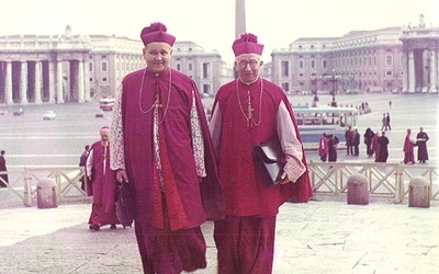 Abp Ablewicz (z lewej) jako jeden z niewielu Polaków głosił rekolekcje w Watykanie.