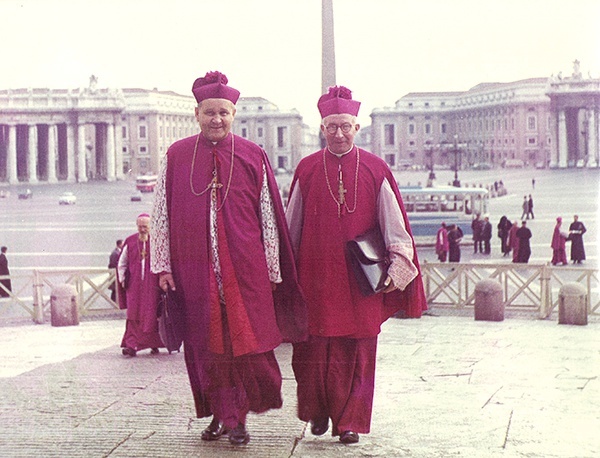 Abp Ablewicz (z lewej) jako jeden z niewielu Polaków głosił rekolekcje w Watykanie.