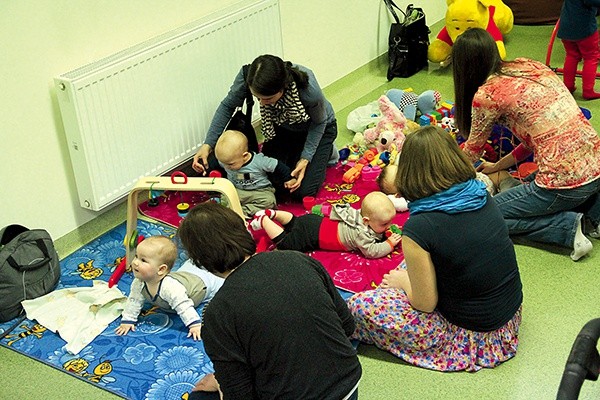  Rozpoczęta niedawno kolejna edycja spotkań Klubu Mam cieszy się ogromną popularnością. Wraz z dziećmi przychodzą 24 panie. Chętnych jest dwa razy więcej niż miejsc 