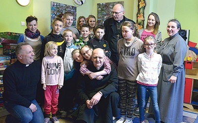  Do wspólnej fotografii z gościem z Ukrainy stanęli wychowawcy i podopieczni świetlicy prowadzonej przez radomską Caritas