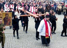 Nawiedzeniu symboli, mimo że już czas wielkanocny,  często towarzyszy nabożeństwo Drogi Krzyżowej, prowadzone ulicami miast