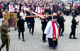 Nawiedzeniu symboli, mimo że już czas wielkanocny,  często towarzyszy nabożeństwo Drogi Krzyżowej, prowadzone ulicami miast