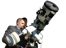  Piotr Nawalkowski,  prezes stowarzyszenia Polaris,  przy teleskopie obserwatorium