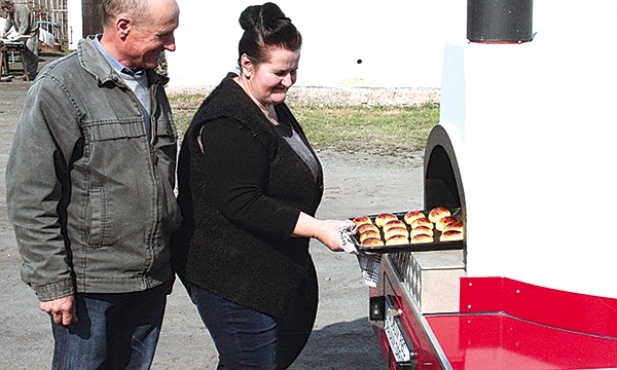 Żona pana Edwarda bardzo często piecze w piecu bułeczki ze słodkim nadzieniem