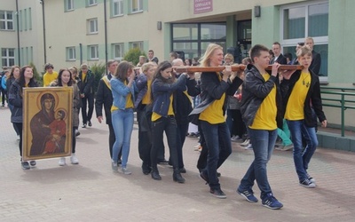 Symbole ŚDM do samochodu-kaplicy niosą uczniowie z ZSP w Skarżysku Kościelnym