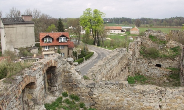 Runął mur w Nowogrodźcu