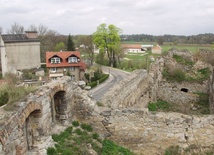 Runął mur w Nowogrodźcu