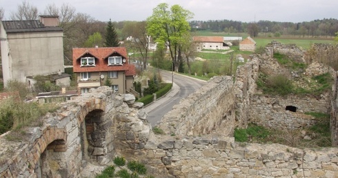 Runął mur w Nowogrodźcu