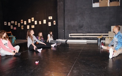 Pierwsze zajęcia z breakdance, z powodu niesprzyjającej pogody, odbyły się w siedzibie Teatru Realistycznego