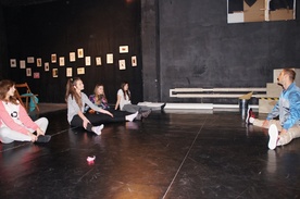 Pierwsze zajęcia z breakdance, z powodu niesprzyjającej pogody, odbyły się w siedzibie Teatru Realistycznego