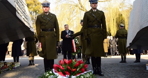 Minuta ciszy na Powązkach