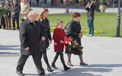 Pod tablicą pamięci ofiar katastrofy smoleńskiej na gmachu UM w Radomiu w pierwszej delegacji składającej kwiaty szli najbliżsi kpt. Artura Ziętka