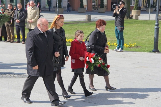 Pod tablicą pamięci ofiar katastrofy smoleńskiej na gmachu UM w Radomiu w pierwszej delegacji składającej kwiaty szli najbliżsi kpt. Artura Ziętka