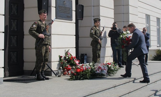 Kwiaty pod tablicą w Radomiu składa Leszek Ruszczyk, wicemarszałek województwa mazowieckiego