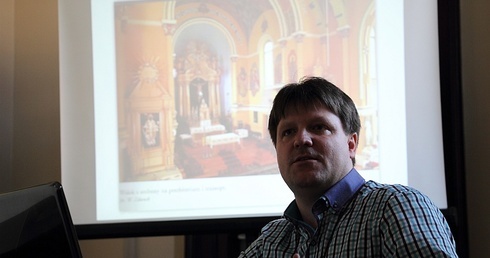 Jacek Rybus opowiadał o historii i zabytkowych wnętrzach kocierzewskiego kościoła