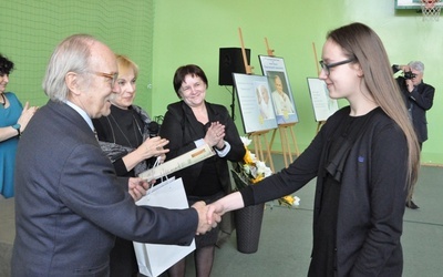 Maria Drozd z Brzeźnicy odbiera gratulacje za zajęcie I miejsca w kategorii gimnazjum