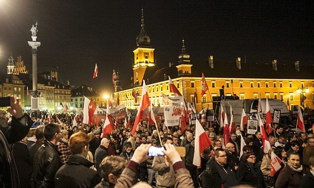 Setki flag na Krakowskim Przedmieściu