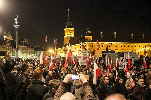 Setki flag na Krakowskim Przedmieściu