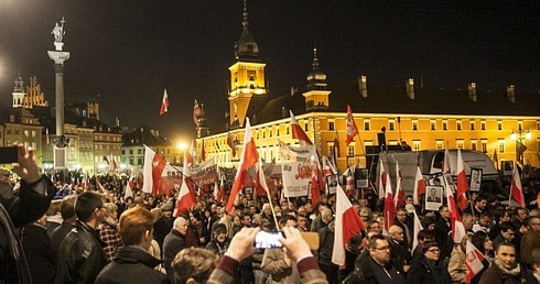 Setki flag na Krakowskim Przedmieściu