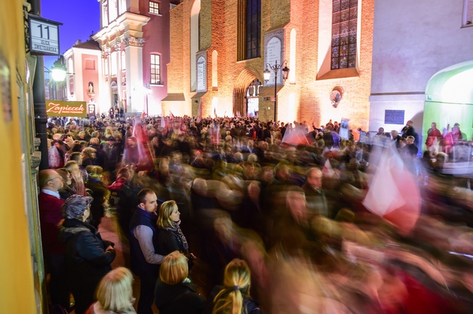 Tłumy na wieczornym Marszu Pamięci