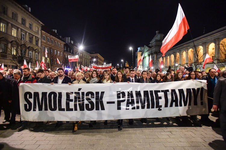 Tłumy na wieczornym Marszu Pamięci