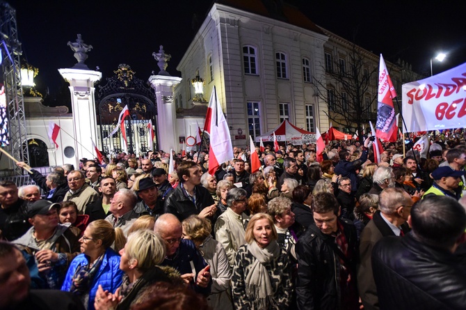 Tłumy na wieczornym Marszu Pamięci