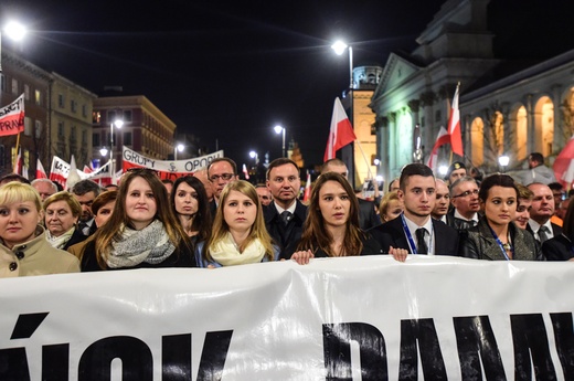 Tłumy na wieczornym Marszu Pamięci