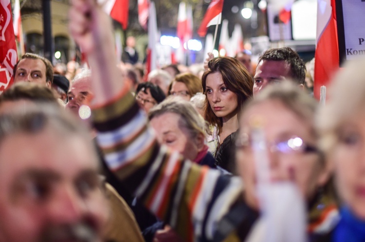 Tłumy na wieczornym Marszu Pamięci