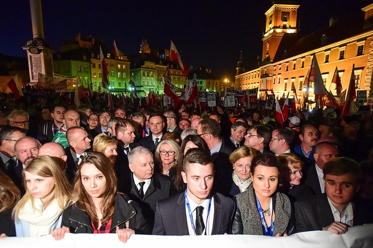 Tłumy na wieczornym Marszu Pamięci