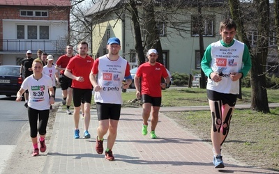 Andrzej Derwich (pierwszy z prawej) z grupą biegaczy