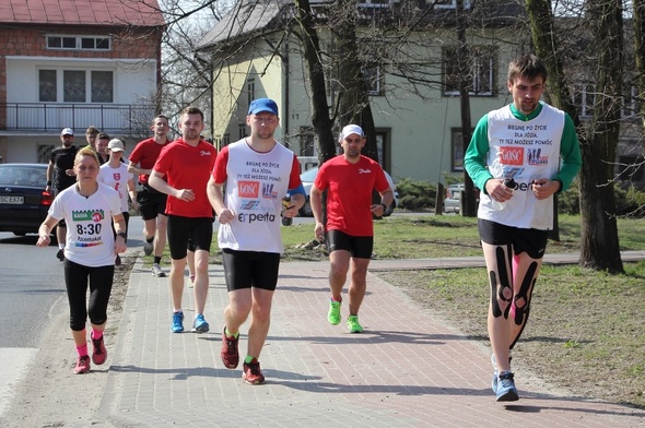 Andrzej Derwich (pierwszy z prawej) z grupą biegaczy