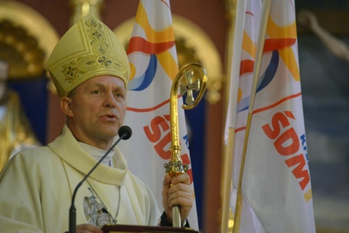 Krzyż nam daje odpowiedź na wszystkie najważniejsze pytania - mówił bp Piotr Turzyński