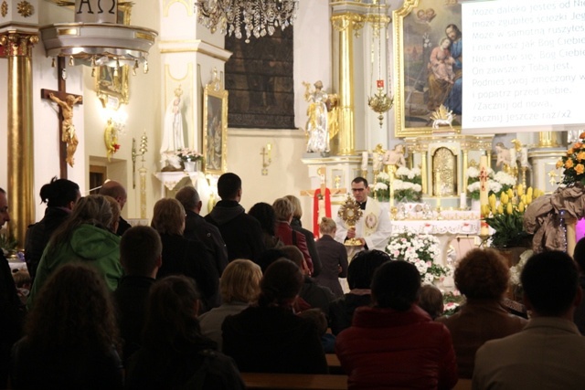 Wieczór uwielbienia Bożego Miłosierdzia w Zabrzegu