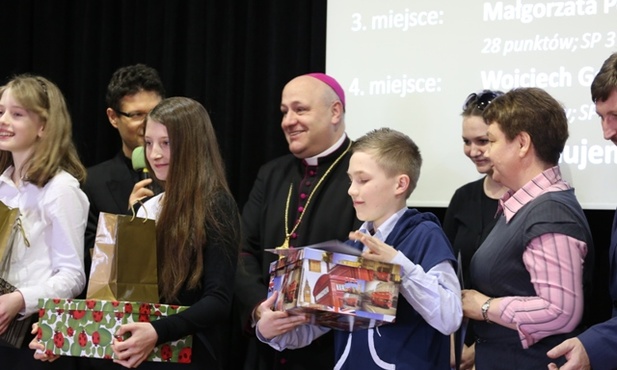 W Górkach Wielkich laureaci i finalisci Konkursu Wiedzy Biblijnej odebrali dyplomy oraz nagrody