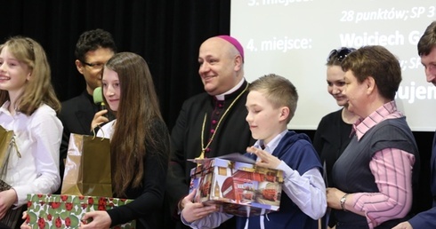 W Górkach Wielkich laureaci i finalisci Konkursu Wiedzy Biblijnej odebrali dyplomy oraz nagrody