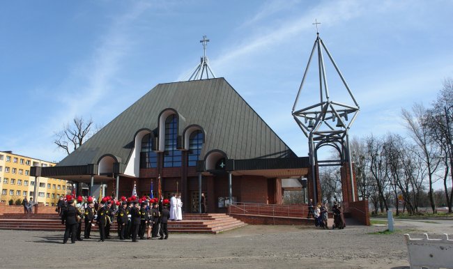 Krzyż w parafii franciszkańskiej w Gliwicach