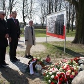 Od lewej Włodzimierz Fetliński, Maciej Małecki i Bartosz Fetliński przed tablicą upamiętniającą ofiary katastrofy smoleńskiej 