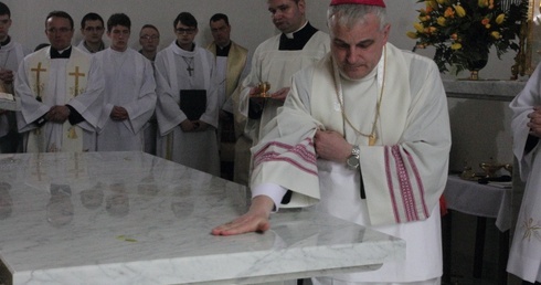 Kamienny symbol miłosierdzia