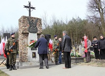 Pod pomnikiem ofiar zbrodni katyńskiej na cmentarzu w Głogowcu delegacje złożyły kwiaty