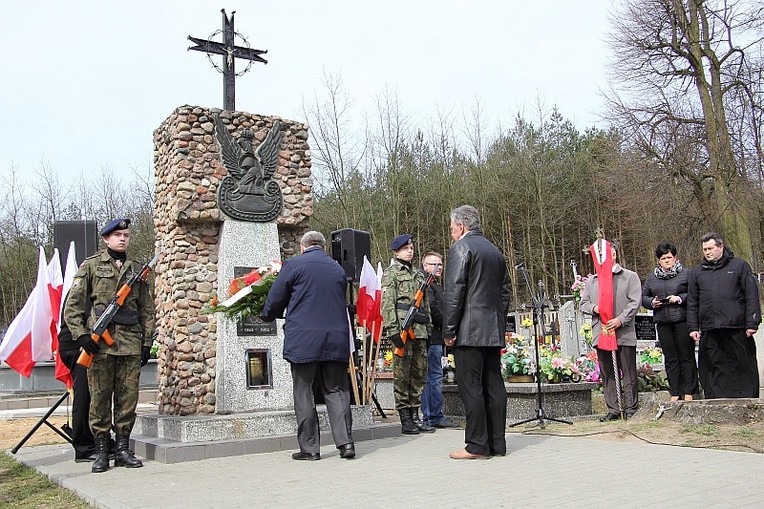 Pod pomnikiem ofiar zbrodni katyńskiej na cmentarzu w Głogowcu delegacje złożyły kwiaty