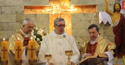 W Niedzielę Miłosierdzia ks. kan. Władysław Droździk (w środku) obchodził 50-lecie kapłaństwa